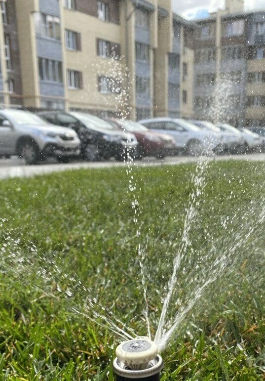 Монтаж системы автополива и укладка рулонного газона